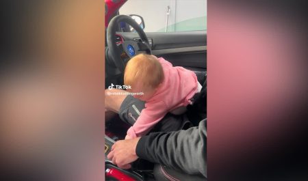 Una bebé de un año reacciona al sonido del motor de un coche: su cara no tiene precio