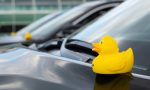¿Qué hacer si se encuentra un pato de goma en el parabrisas o en la puerta del coche?