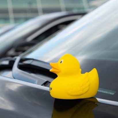 ¿Qué hacer si se encuentra un pato de goma en el parabrisas o en la puerta del coche?
