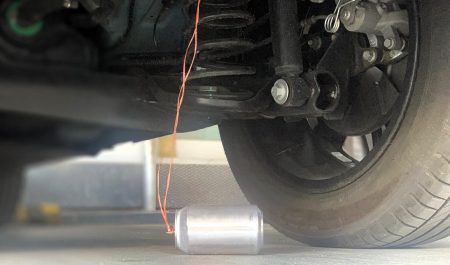 ¿Qué pasa si aparece una lata debajo de un coche aparcado?