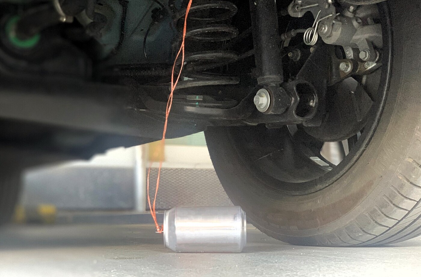 ¿Qué pasa si aparece una lata debajo de un coche aparcado?