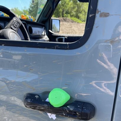 Objetos extraños en el coche: ¿qué hacer si encuentro un pato de goma en el parabrisas? ¿Y qué significa una botella de agua en el techo?