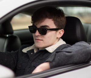 Conducir codo ventanilla