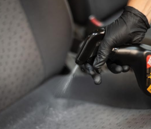 El spray de tapicerías Maddox Detail se aplica directamente sobre la tapicería y su efecto limpiador se deja ver en apenas unos minutos.