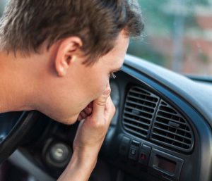 El mal olor del aire acondicionado de un vehículo puede deberse al exceso de humedad o de suciedad en el sistema.