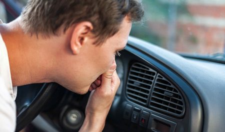 El mal olor del aire acondicionado de un vehículo puede deberse al exceso de humedad o de suciedad en el sistema.