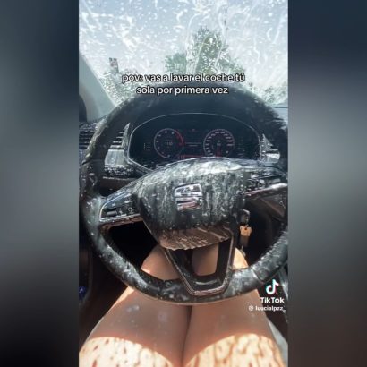 La historia se repite: otra joven vuelve a lavar el interior de su coche por error y se hace viral en horas