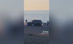 “Escarba a ver si eres capaz de sacarlo de ahí”: se meten con un coche de 200.000 euros en una playa de Estepona