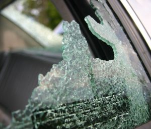 Ventana rota de un coche.