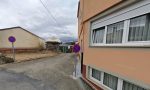 El hombre del visillo: un vecino de Galicia monta su propia DGT en la ventana de su casa