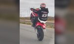 Al conductor de esta moto le va a salir caro hacer un caballito