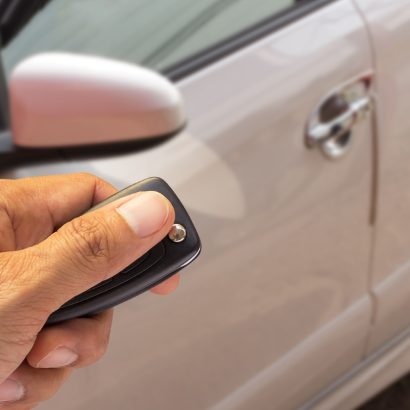 Si el mando para abrir tu coche se ha quedado sin pila o no funciona, con este truco podrás entrar sin problema