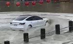 El conductor de un Tesla Model 3 arrasa en TikTok en plena inundación en Taiwán: parecía imposible salir de ahí