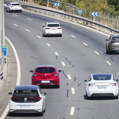 ¿Hay que ceder el paso si se va 120 km/h por el carril de la izquierda y un coche quiere pasar?