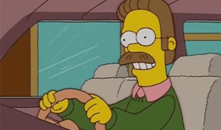 ned flanders conduce por la izquierda