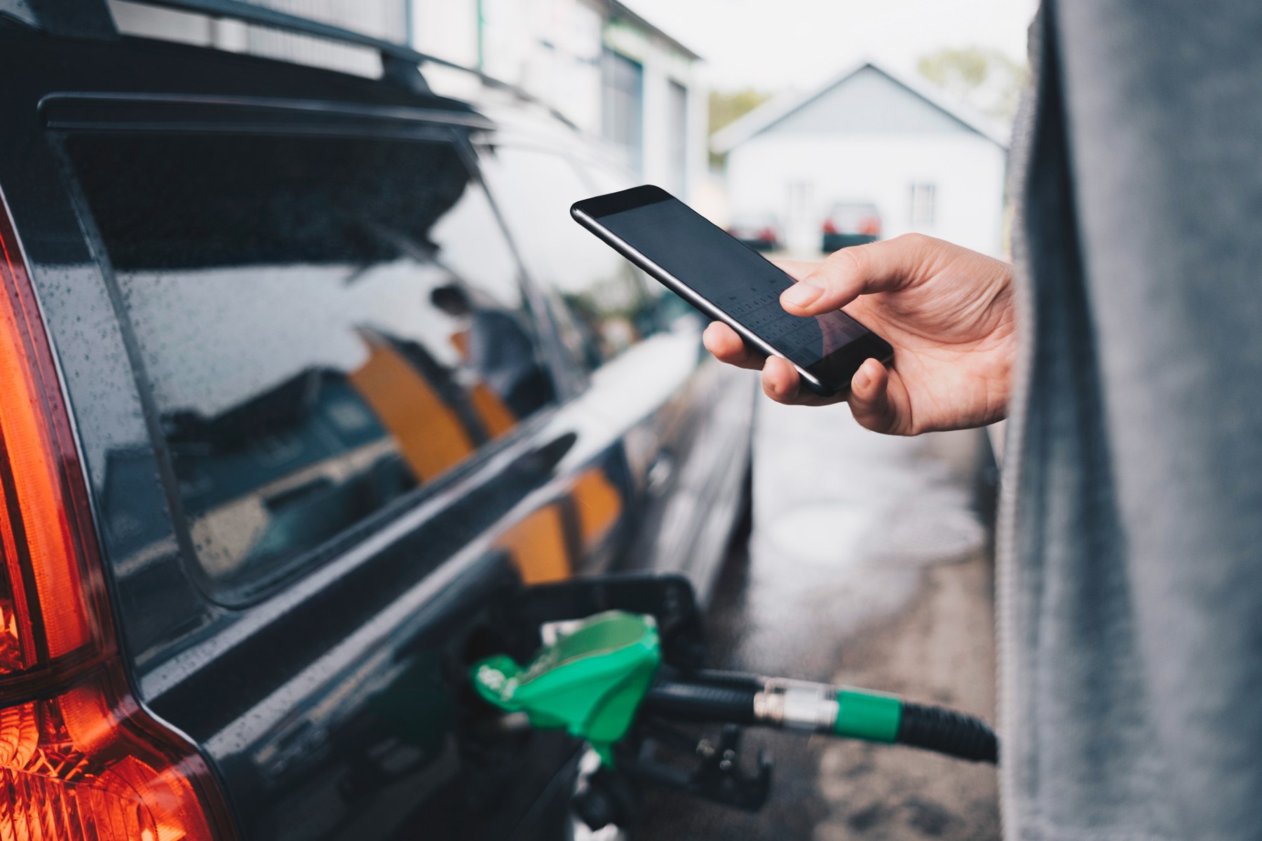 ¿Cuál es la multa por echar gasolina con el móvil encendido?