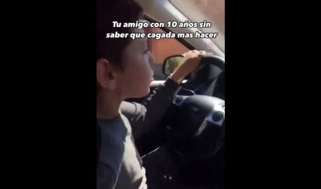 niño roba coche