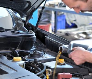 Un componente fundamental de los coches empieza a escasear por el conflicto en Oriente Próximo