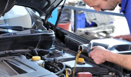 Un componente fundamental de los coches empieza a escasear por el conflicto en Oriente Próximo