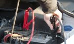 ¿Al cargar la batería del coche sabes qué cable va primero? ¿El negro o el rojo? 