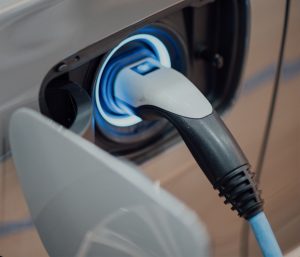 Hibrido enchufable cargando