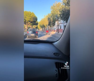 Hombre circula en silla de ruedas