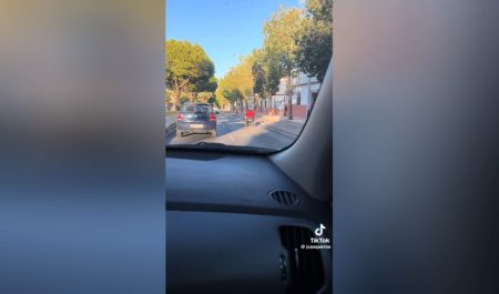 Hombre circula en silla de ruedas