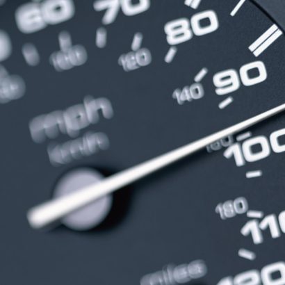 ¿A qué velocidad se gasta menos gasolina al conducir un coche? La DGT desvela uno de sus secretos mejor guardados 