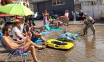 Aquí se cansaron de los baches en la calle: esta balsa gigante ahora es una playa