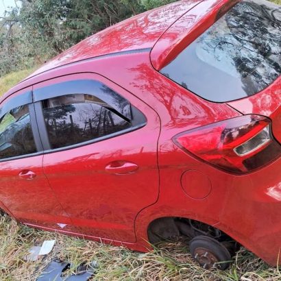 Le roban el coche, lo encuentra sin ruedas y descubre un insólito mensaje del ladrón