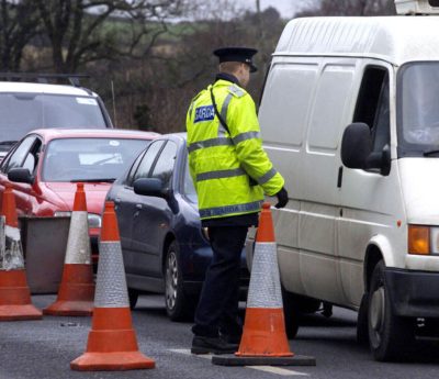 policia irlanda camión