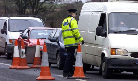 policia irlanda camión