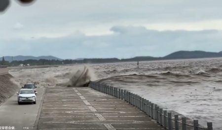 De película de terror: varios coches tratan de escapar de unas olas gigantescas en China