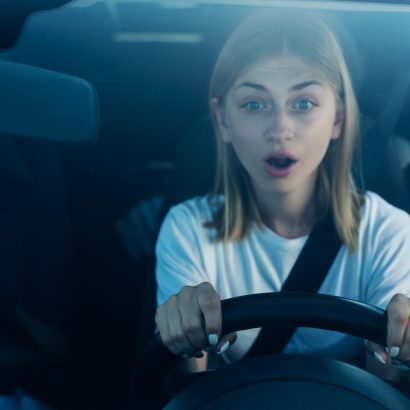 El gesto al volante que muchos repiten sin saber que puede costar cientos de euros 