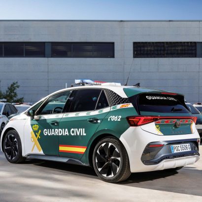 ¿Es legal adelantar a un coche de la Guardia Civil o de la policía? Solo hay que cumplir una condición