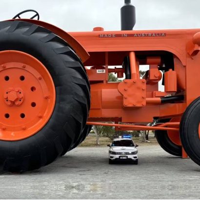 El tractor gigante que revoluciona las redes sociales: los coches pueden aparcar debajo