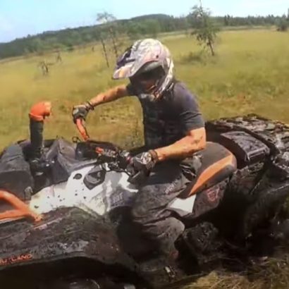 Nota caliente el asiento de su quad, se detiene y lo que sucede segundos después es impactante