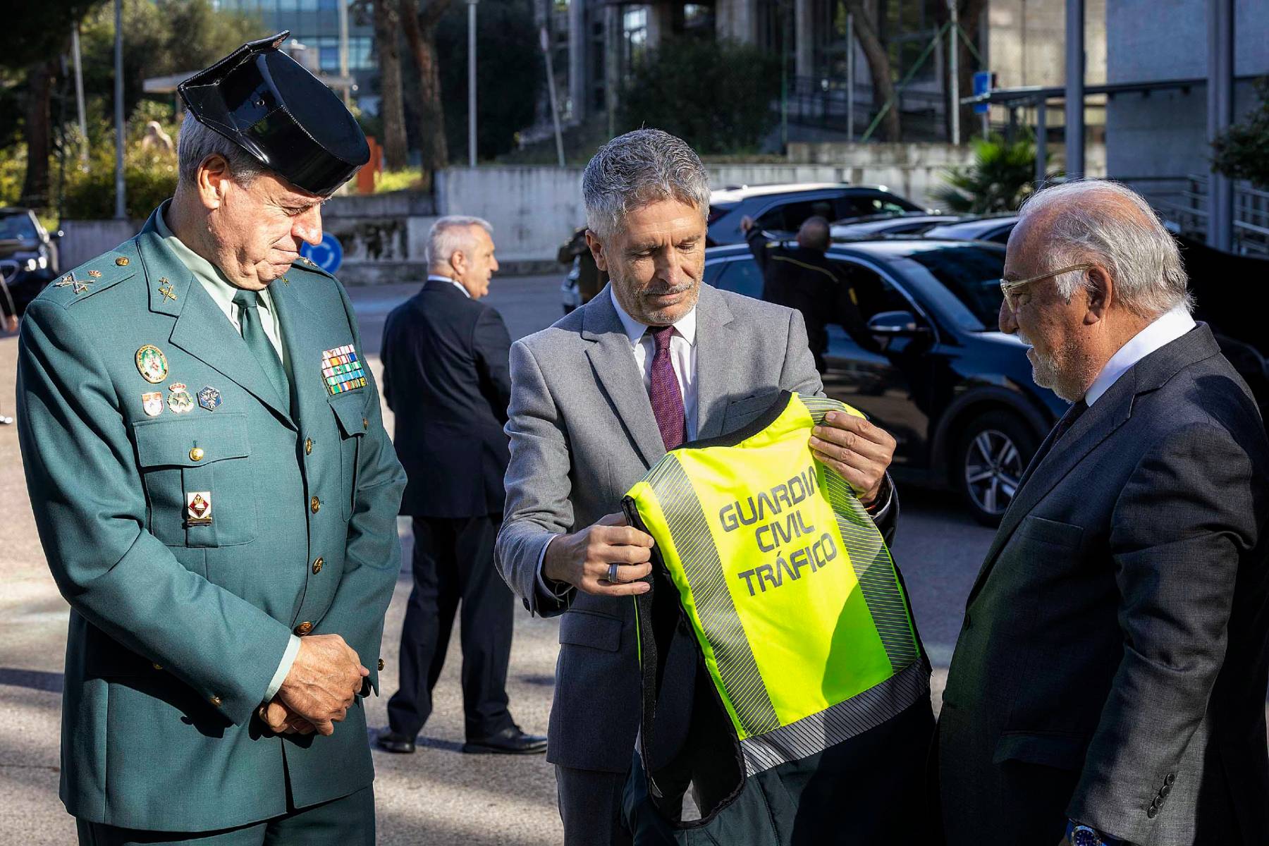 La DGT pone a la Guardia Civil como ejemplo para los motoristas: los agentes reciben sus primeros airbags electrónicos