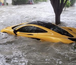 coche inundado huracán