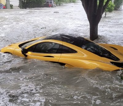 coche inundado huracán