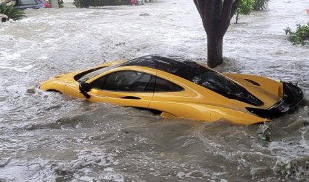 coche inundado huracán