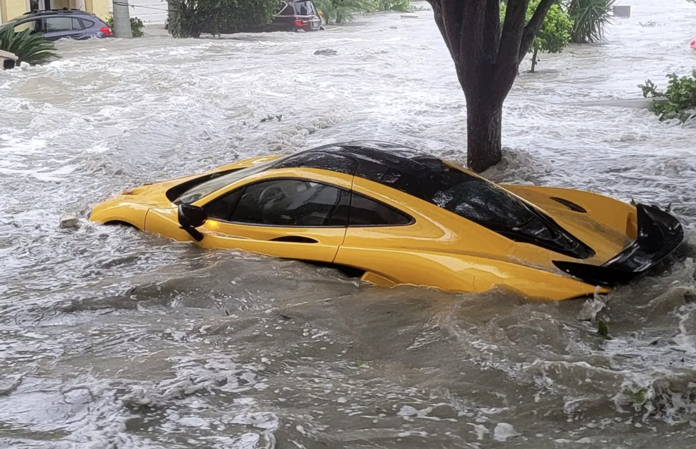 coche inundado huracán