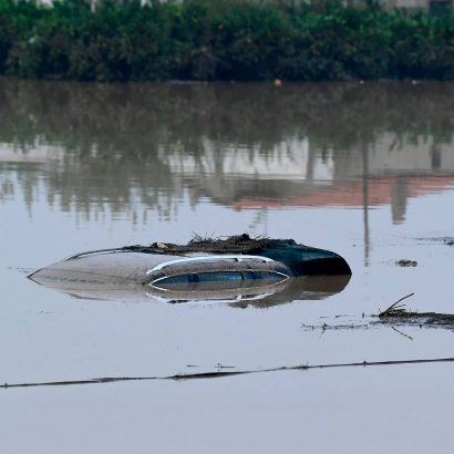 Alerta roja en Valencia: ¿cómo salir de un coche que se hunde?