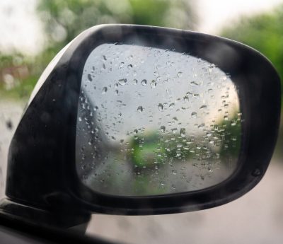 espejo retrovisor coche lluvia