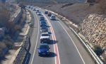 La carretera española con una gran línea roja en el centro: ¿qué sentido tiene pintar el asfalto?