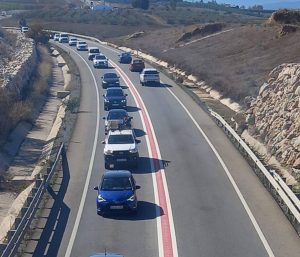 línea roja carretera