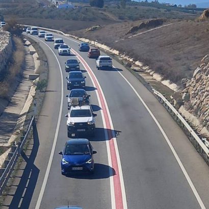 La carretera española con una gran línea roja en el centro: ¿qué sentido tiene pintar el asfalto?