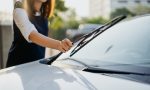 ¿Qué significa encontrarse los limpiaparabrisas del coche levantados?: es un claro mensaje