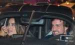 Alonso descansa de la F1 en un coche de tres millones de euros (y con su novia)