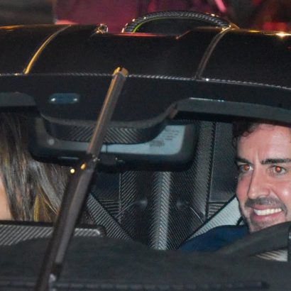 Alonso descansa de la F1 en un coche de tres millones de euros (y con su novia)